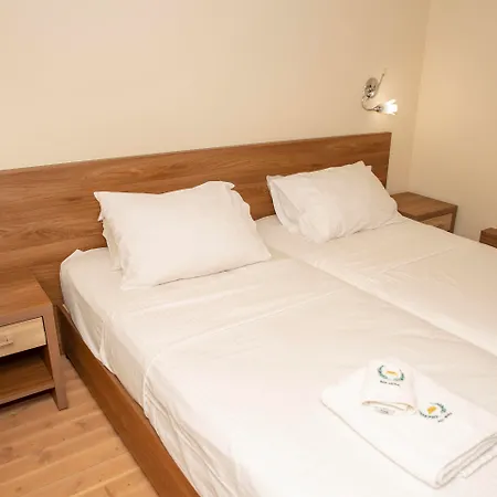 Alia And Χαράκι