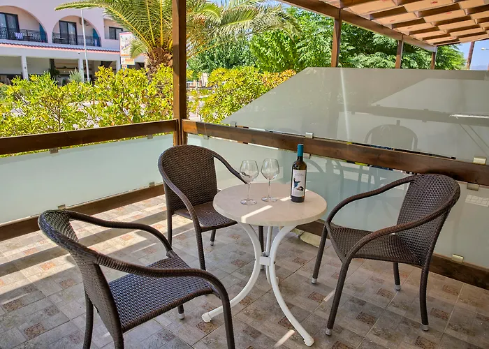 מלון Alia And 3*